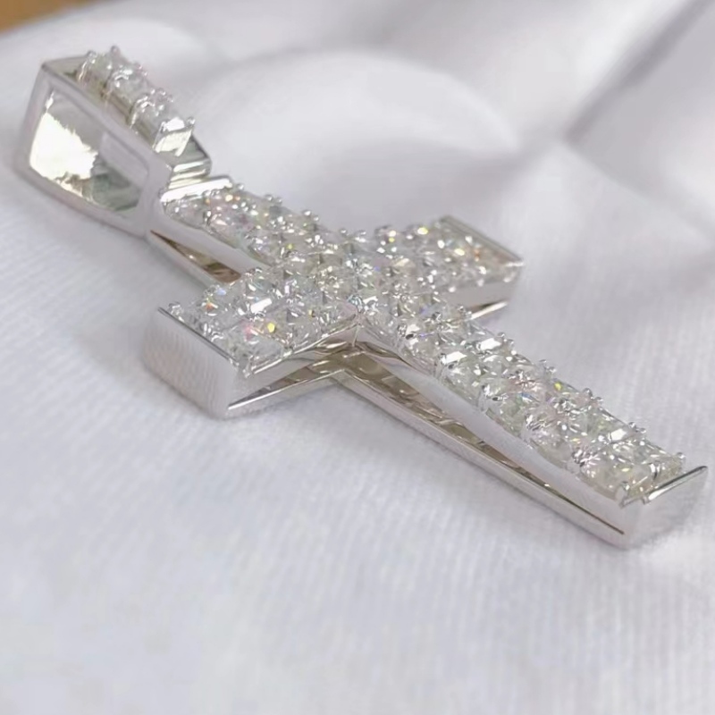 Egyéni sterling ezüst 925 Moissanite Stone Cross medálral