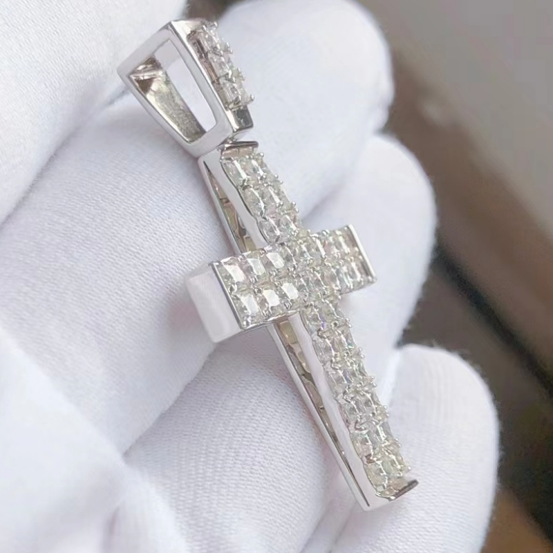 Egyéni sterling ezüst 925 Moissanite Stone Cross medálral